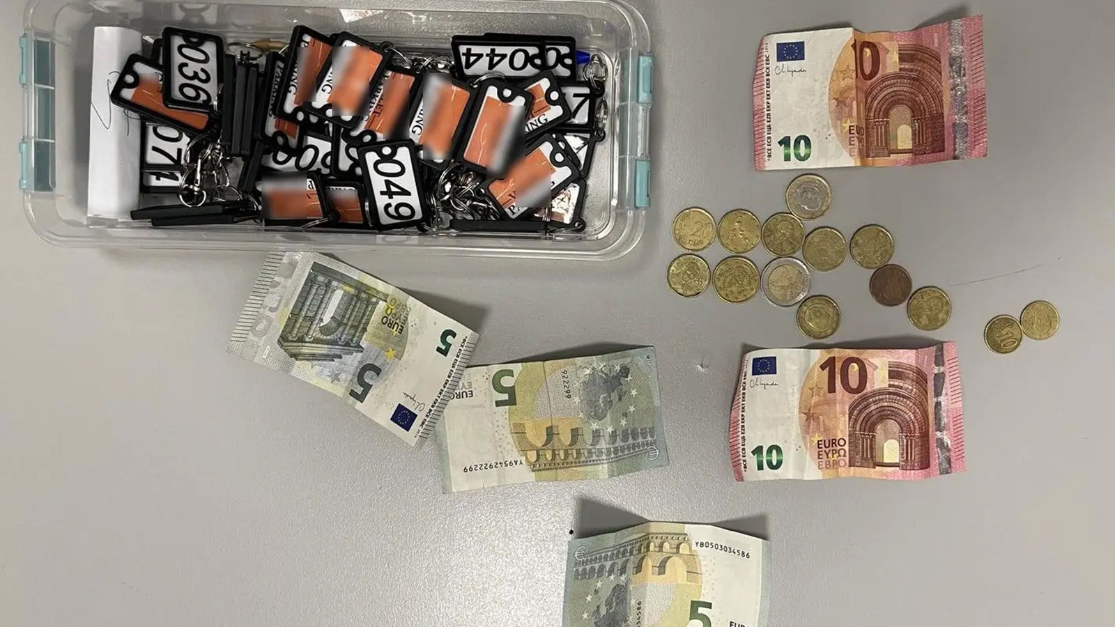 Χειροπέδες σε 2 παρκαδόρους που πάρκαραν με αμοιβή ΙΧ σε δημόσιους χώρους  